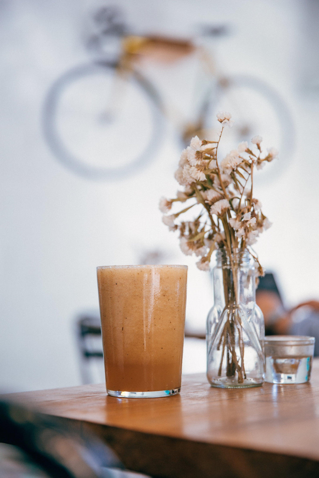 healthy-smoothie-on-cafe-table - Ready Sweat Go